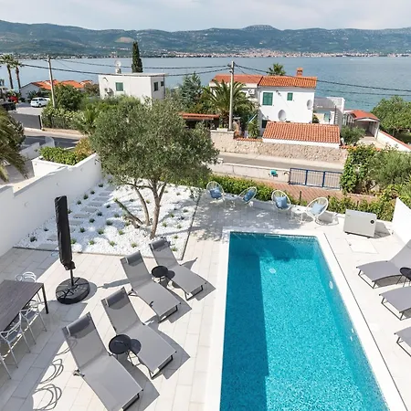 5 Km From S Center Apartment Trogir