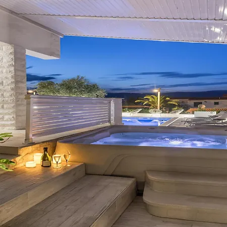 5 Km From S Center 아파트 트로기르