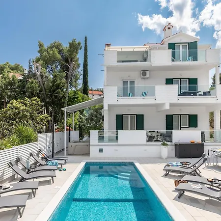 5 Km From S Center * 트로기르